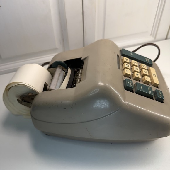 Vintage Underwood Electric Adding Machine Tan Green Mechanical Calculator 10-Key - Picture 2 of 8